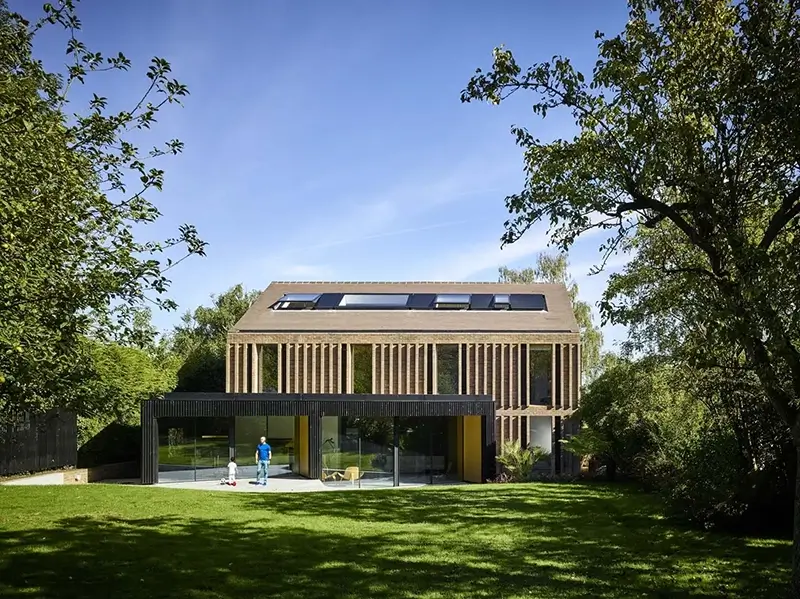 Modern Detached, Harpenden, AL5 &mdash; Back elevation with family