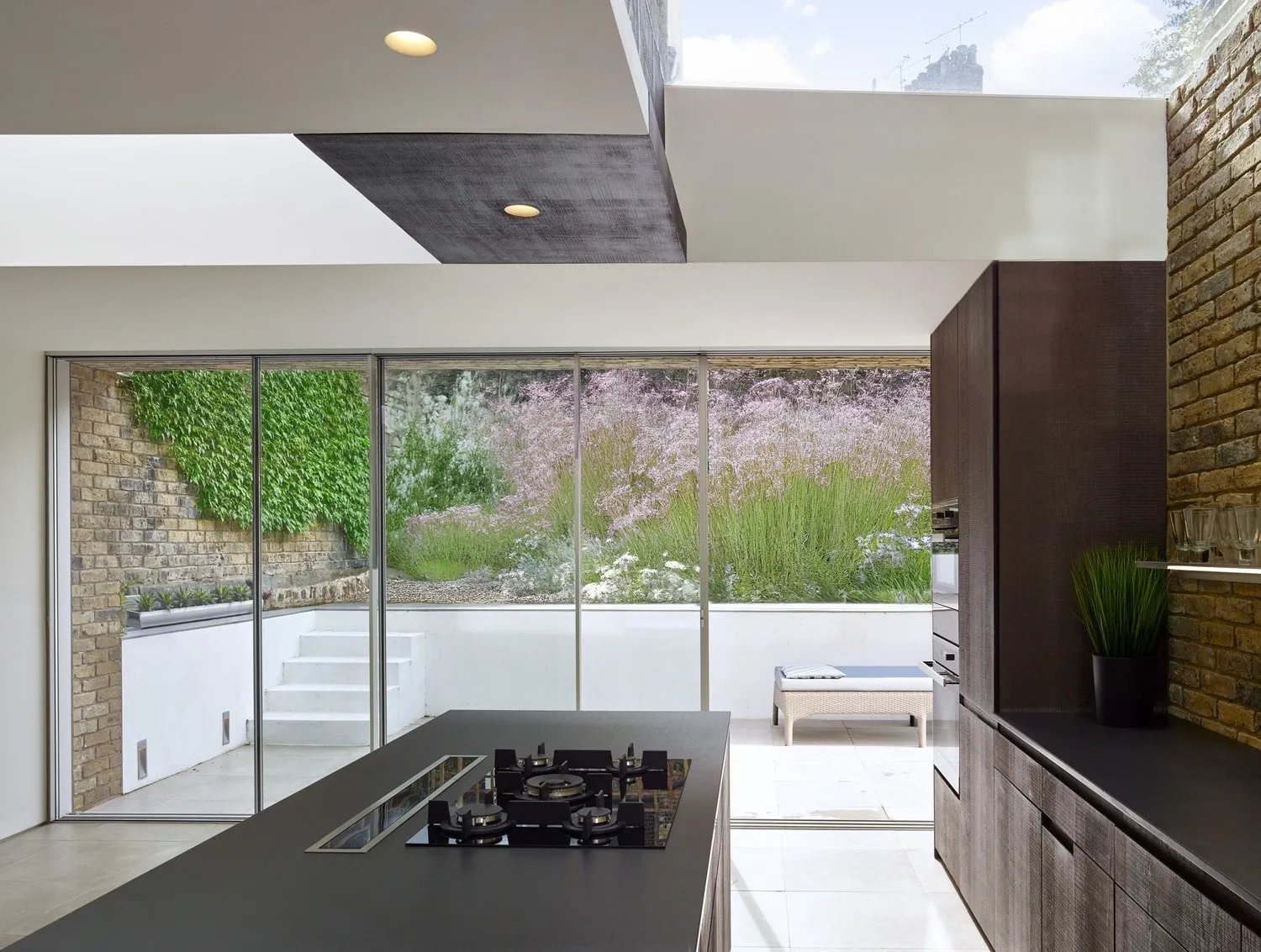 Capablanca House, Barnsbury, N1 &mdash; Kitchen and garden