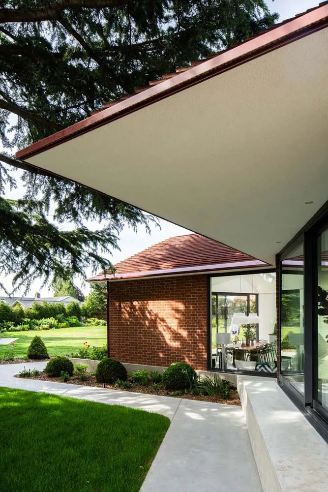 Garden Lodge, Harpenden, AL5 &mdash; Large overhang