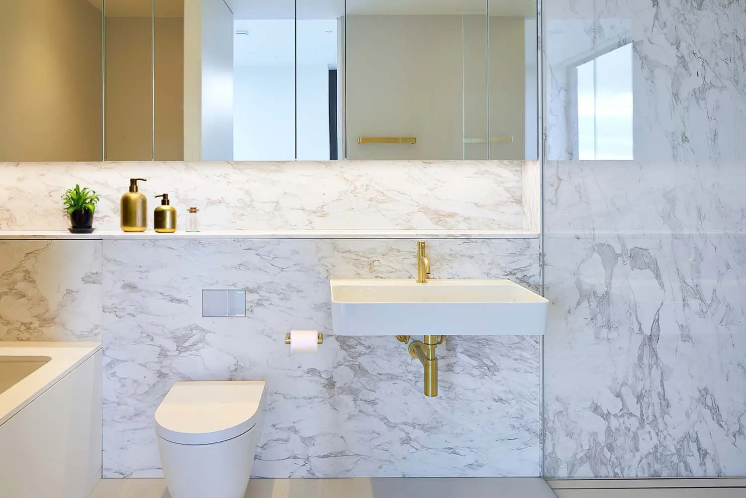Helios House, White City, W12 &mdash; Helios house bathroom