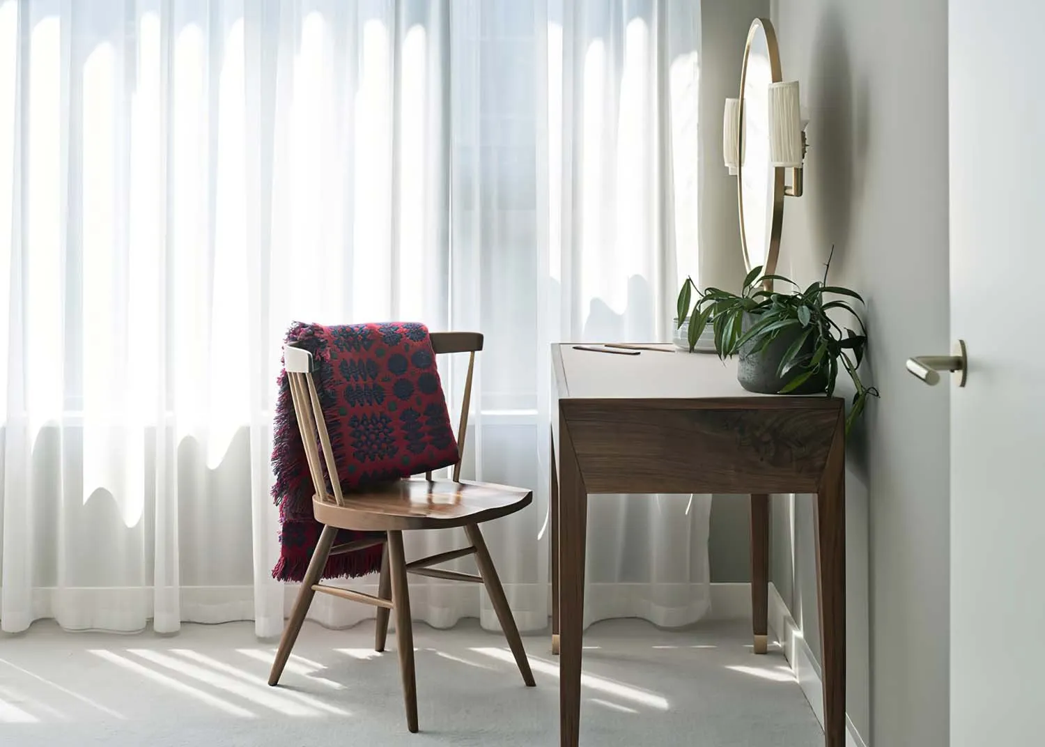 Helios House, White City, W12 &mdash; Helios house desk
