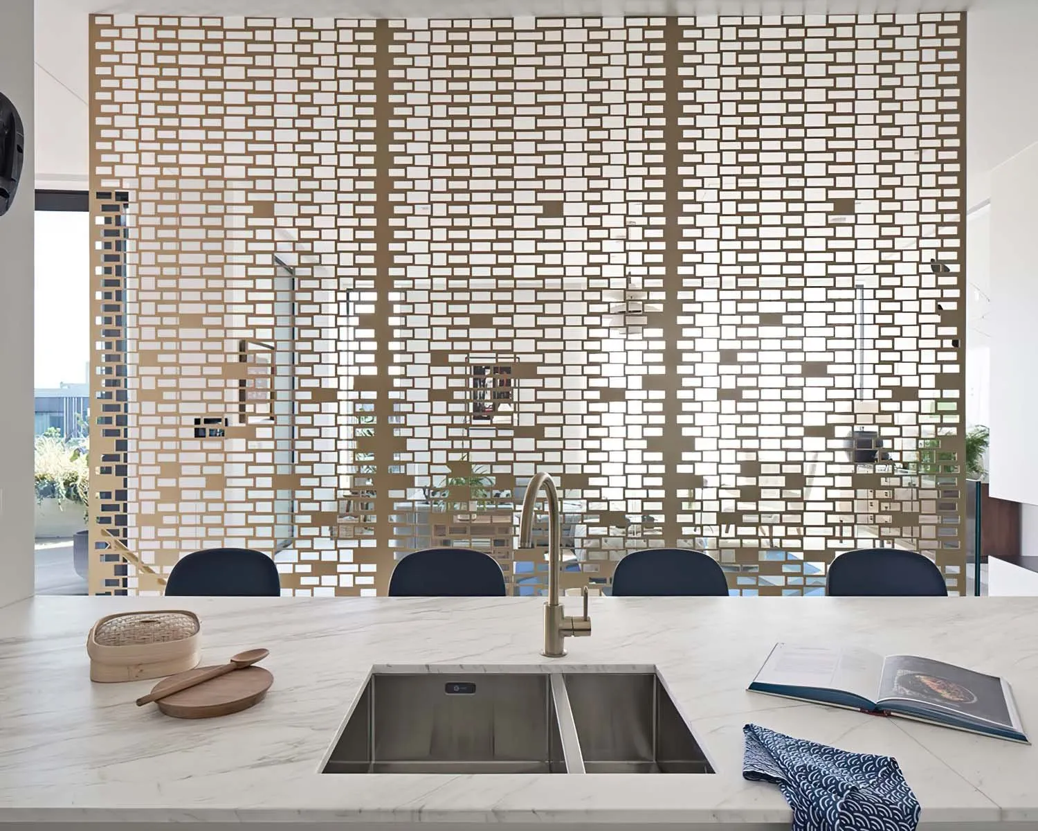 Helios House, White City, W12 &mdash; Helios house kitchen and screen