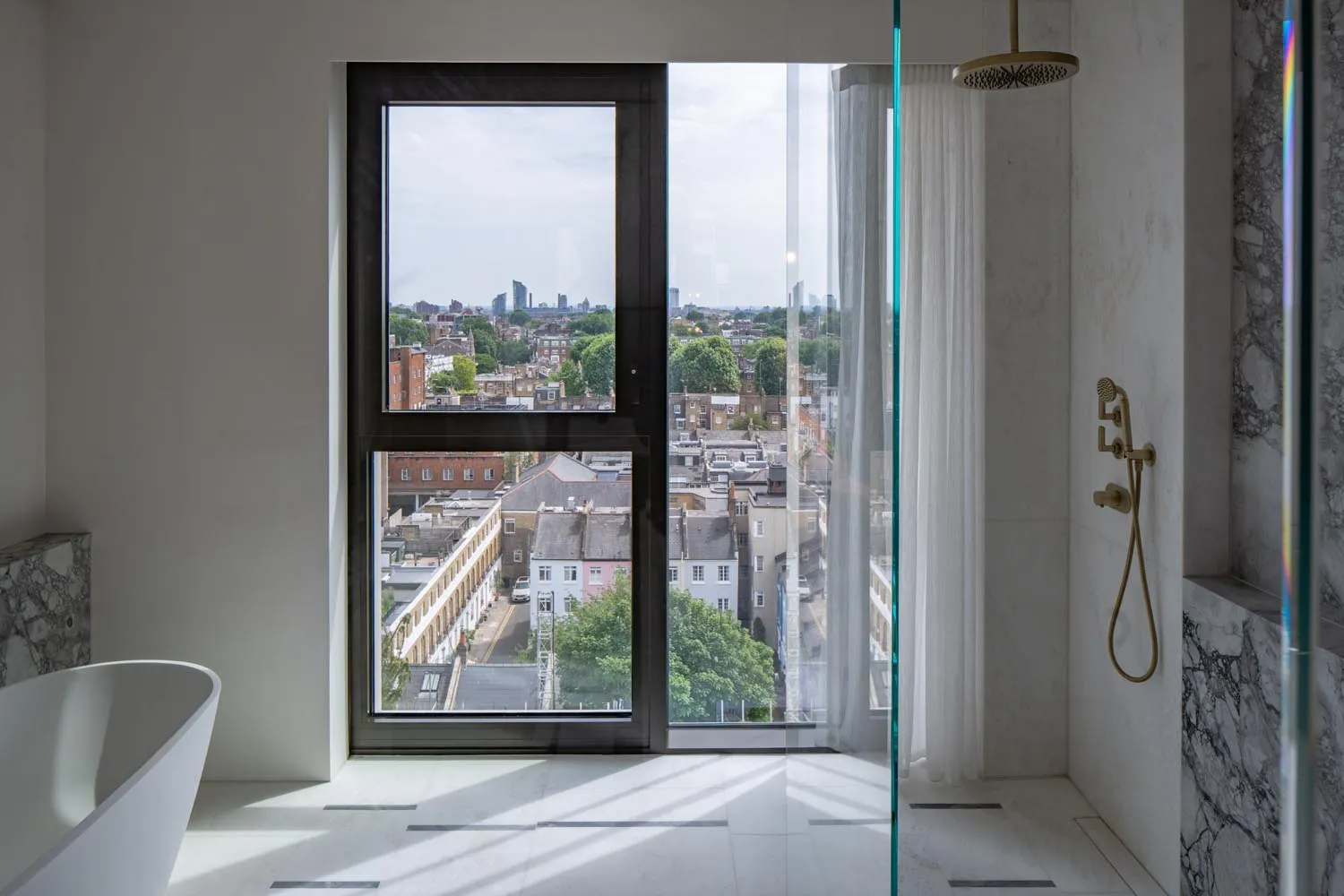 Holland Park Penthouse, Kensington &mdash; bathroom, bath with city view