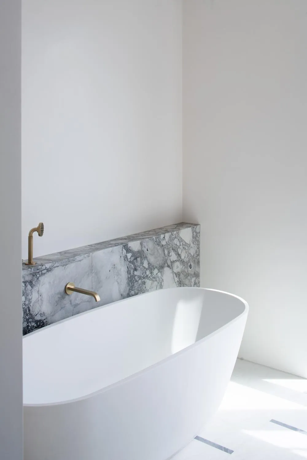 Holland Park Penthouse, Kensington &mdash; bathroom, freestanding bath