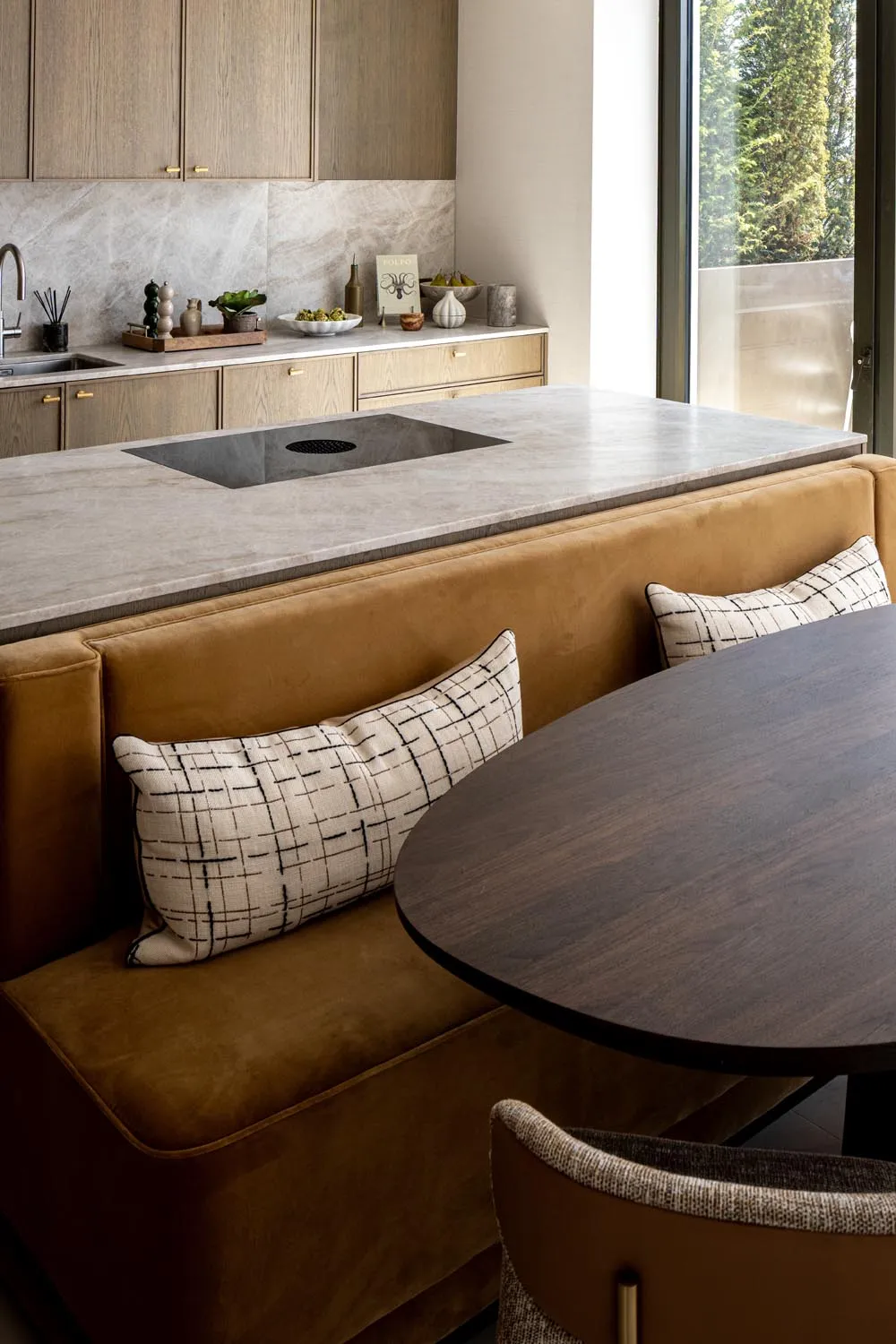 Holland Park Penthouse, Kensington &mdash; dining, banquette and round table