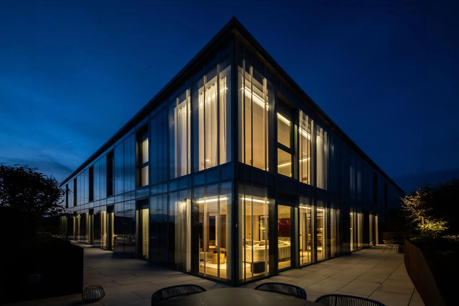 Holland Park Penthouse, Kensington &mdash; exterior facade at dusk