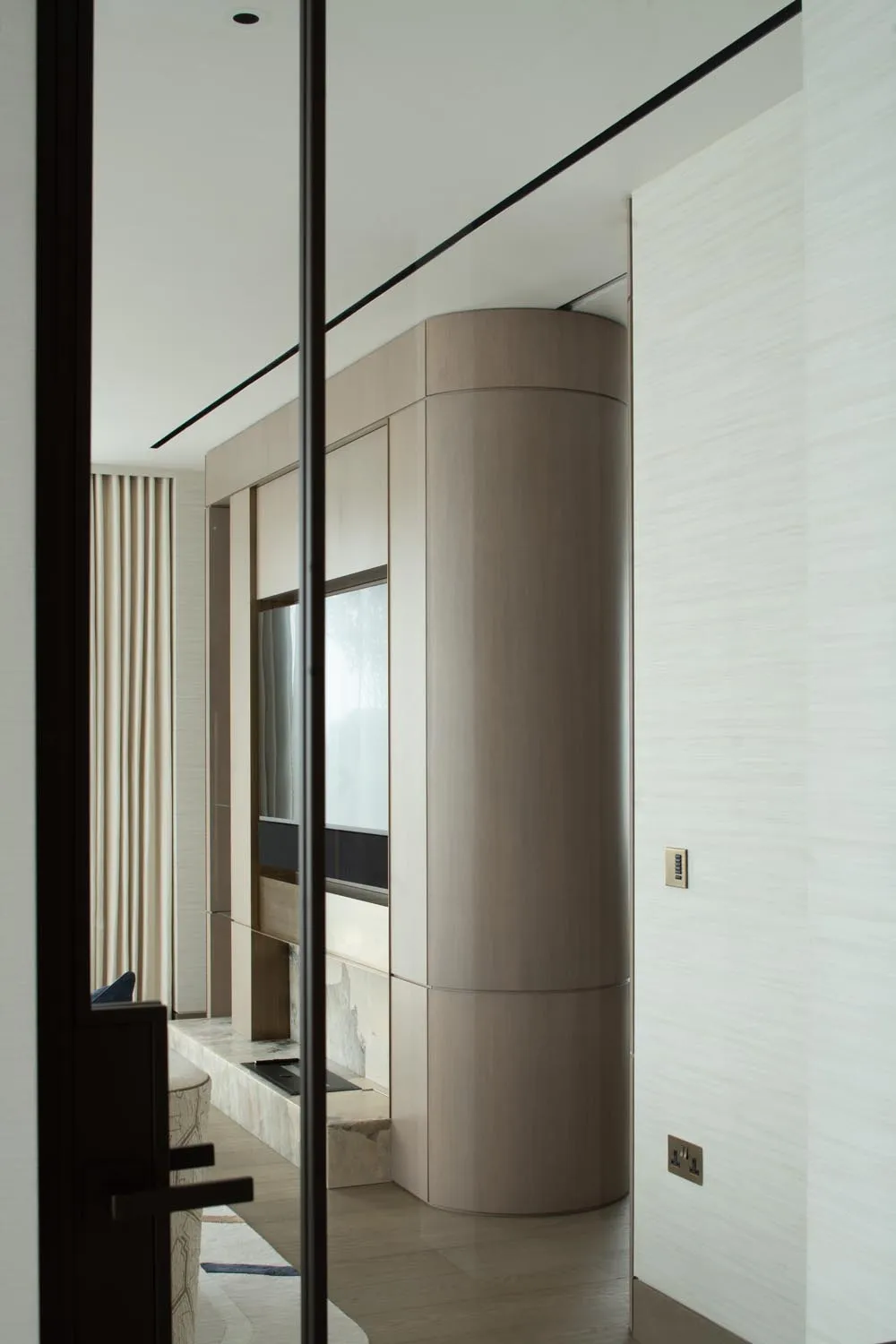 Holland Park Penthouse, Kensington &mdash; hallway, curved wall