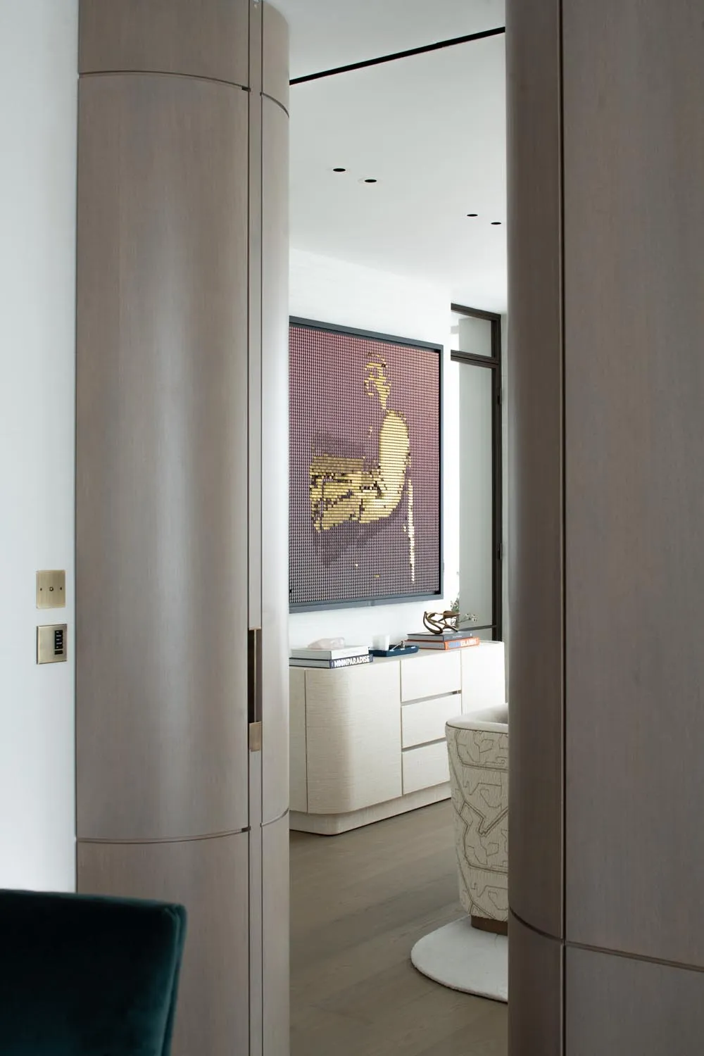 Holland Park Penthouse, Kensington &mdash; hallway to bathroom