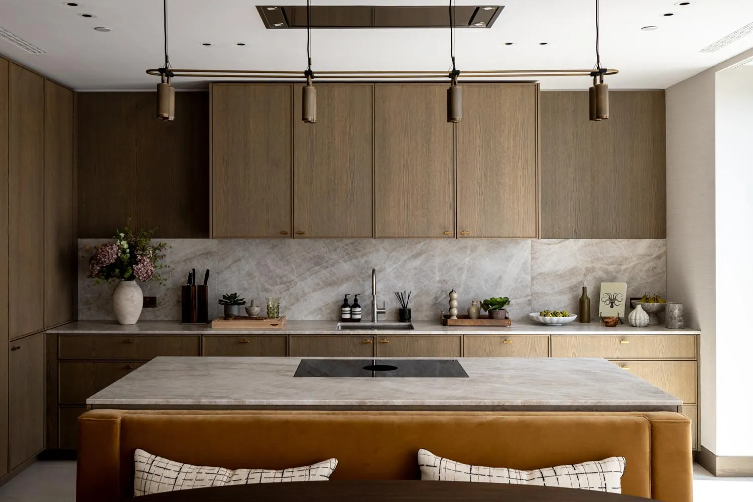 Holland Park Penthouse, Kensington &mdash; kitchen island, marble splashback
