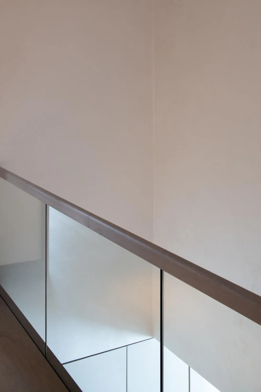 Holland Park Penthouse, Kensington &mdash; landing, glass balustrade