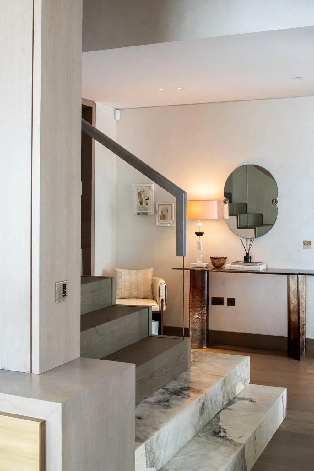 Holland Park Penthouse, Kensington &mdash; landing, stair console