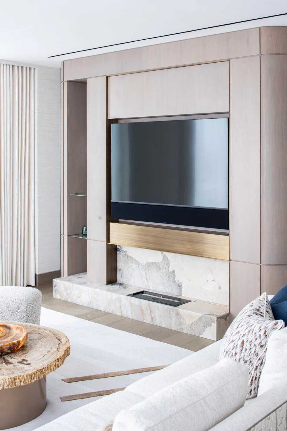 Holland Park Penthouse, Kensington &mdash; living room, TV and media wall