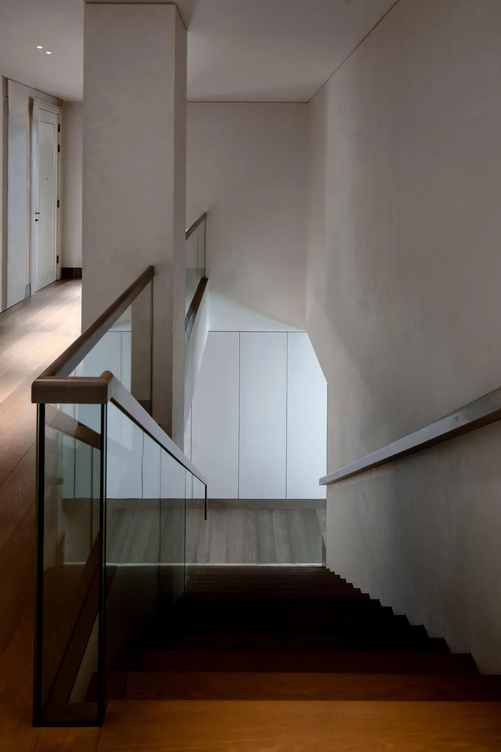 Holland Park Penthouse, Kensington &mdash; staircase, curved handrail