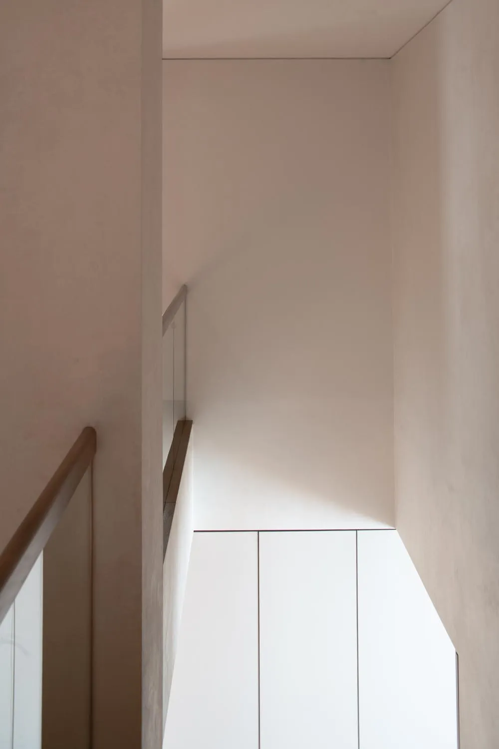 Holland Park Penthouse, Kensington &mdash; staircase, glass balustrade at landing