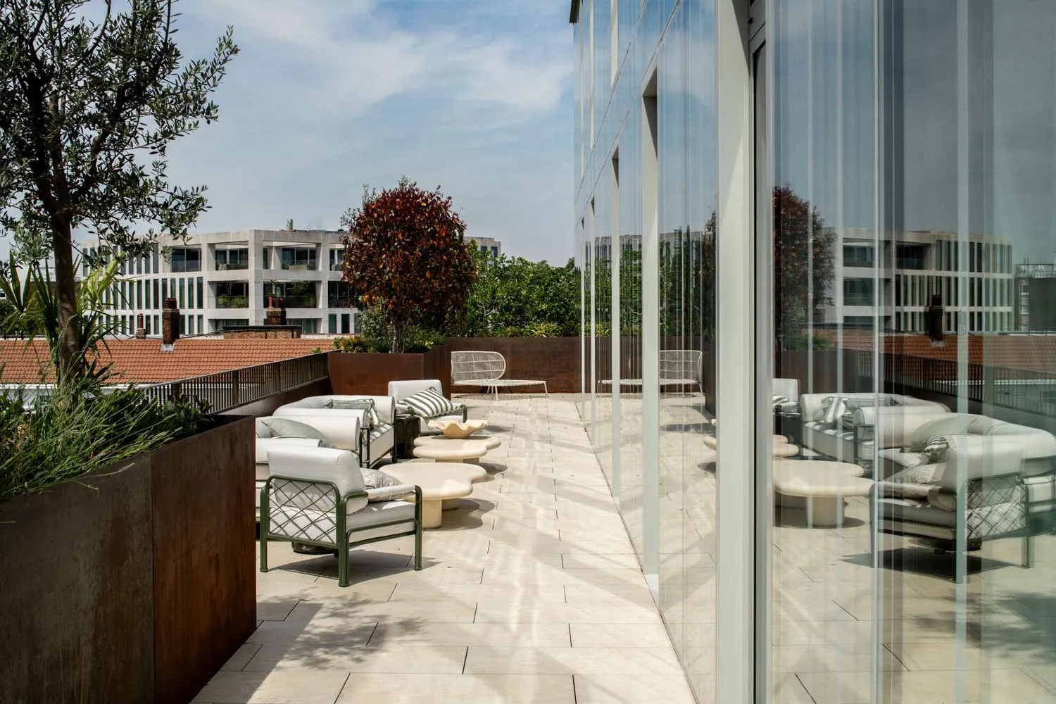 Holland Park Penthouse, Kensington &mdash; terrace, loungers and skyline