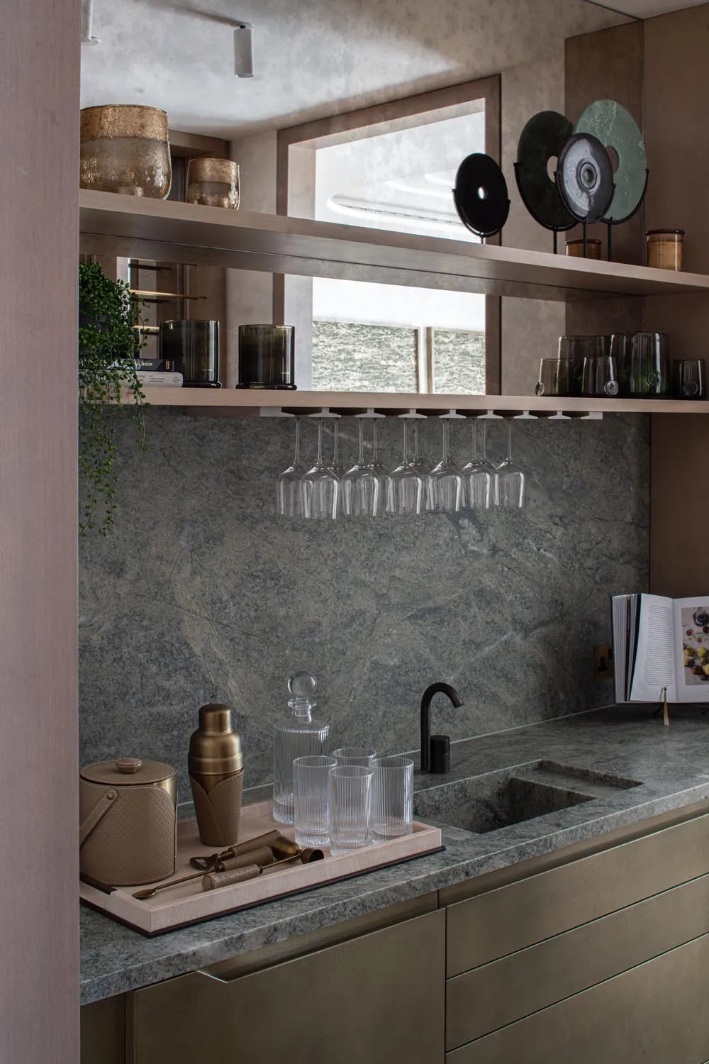 Holland Park Penthouse, Kensington &mdash; wet bar, dark marble
