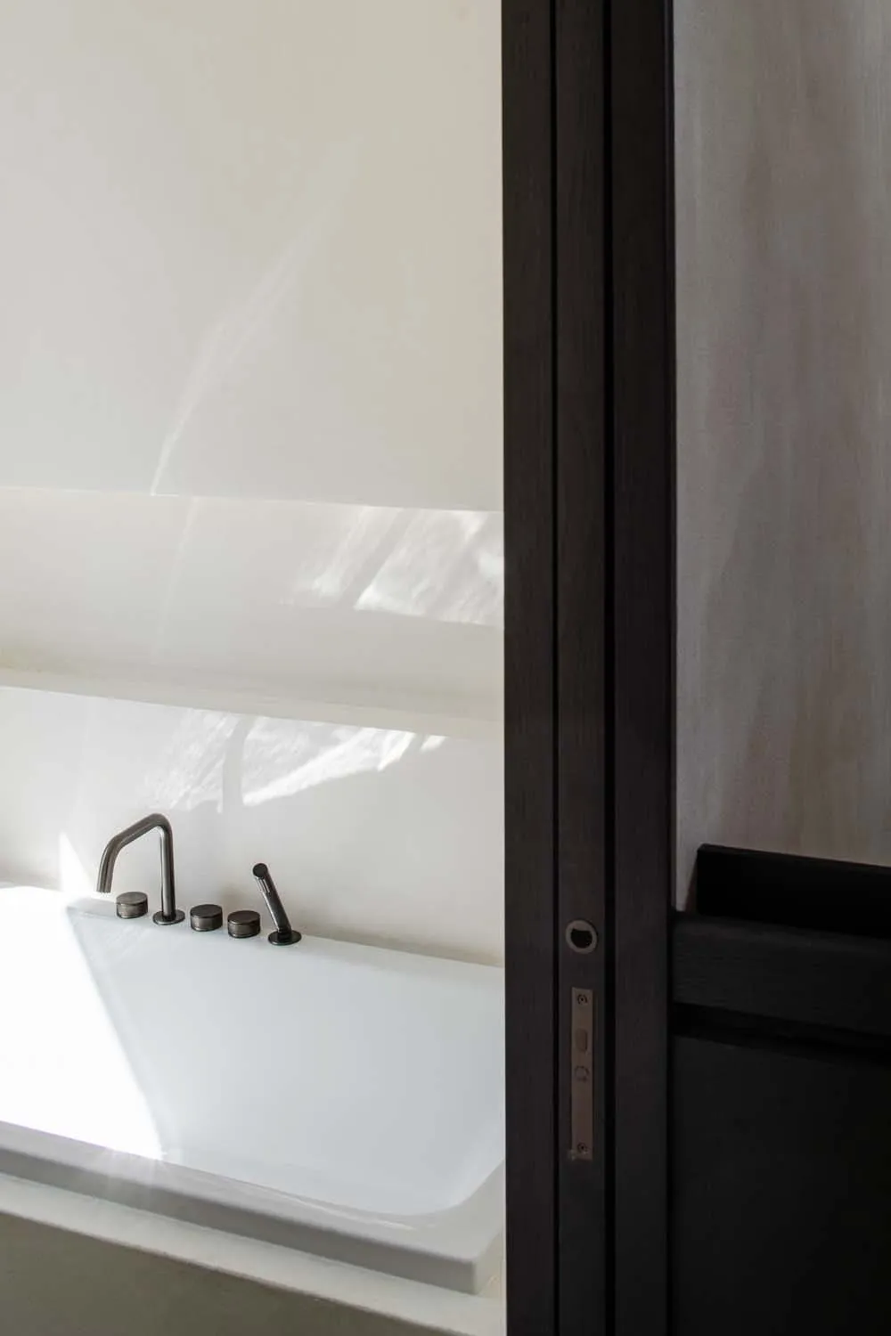 Meadow Grove, Barnes, SW13 &mdash; Bathtub