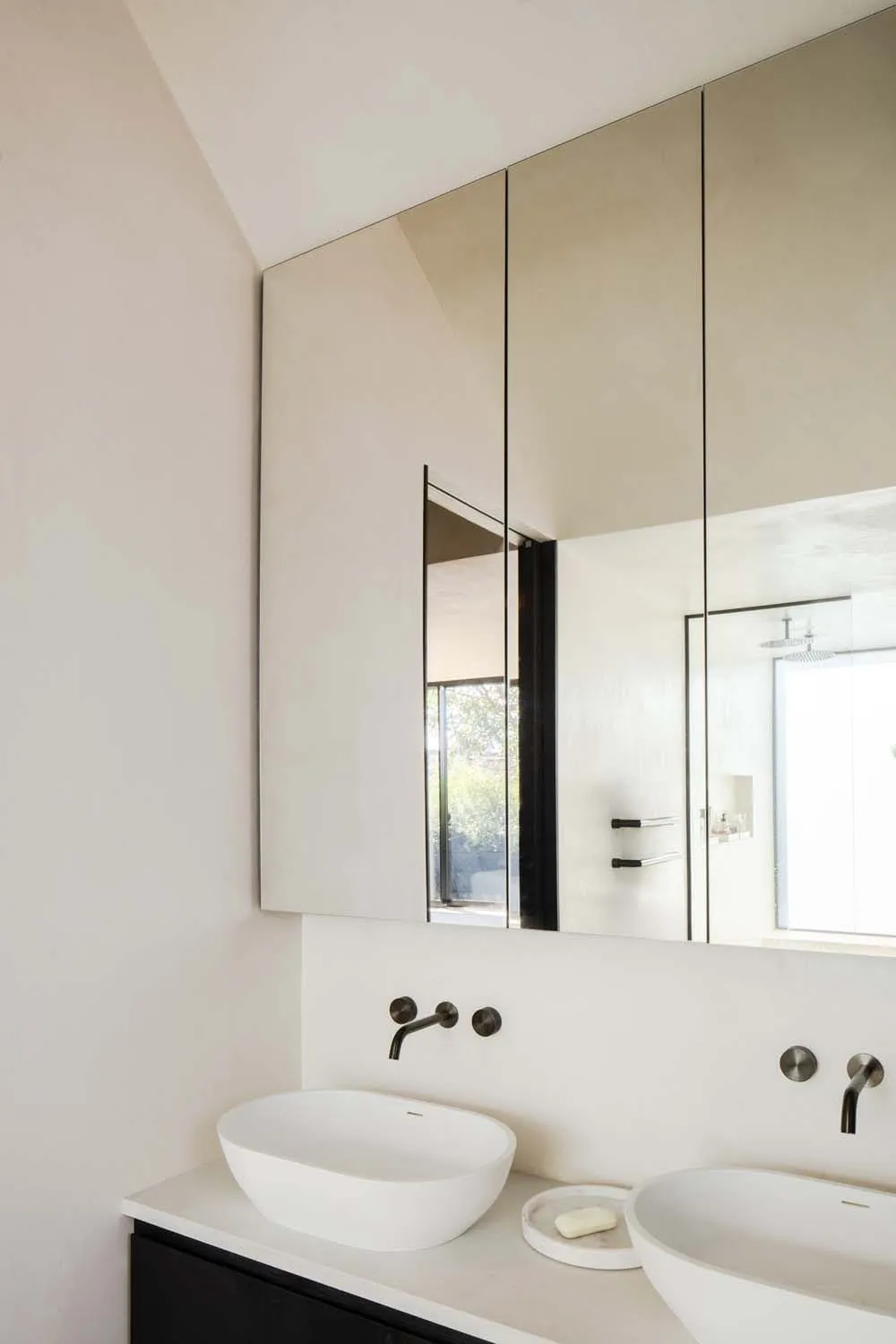 Meadow Grove, Barnes, SW13 &mdash; Sinks mirror