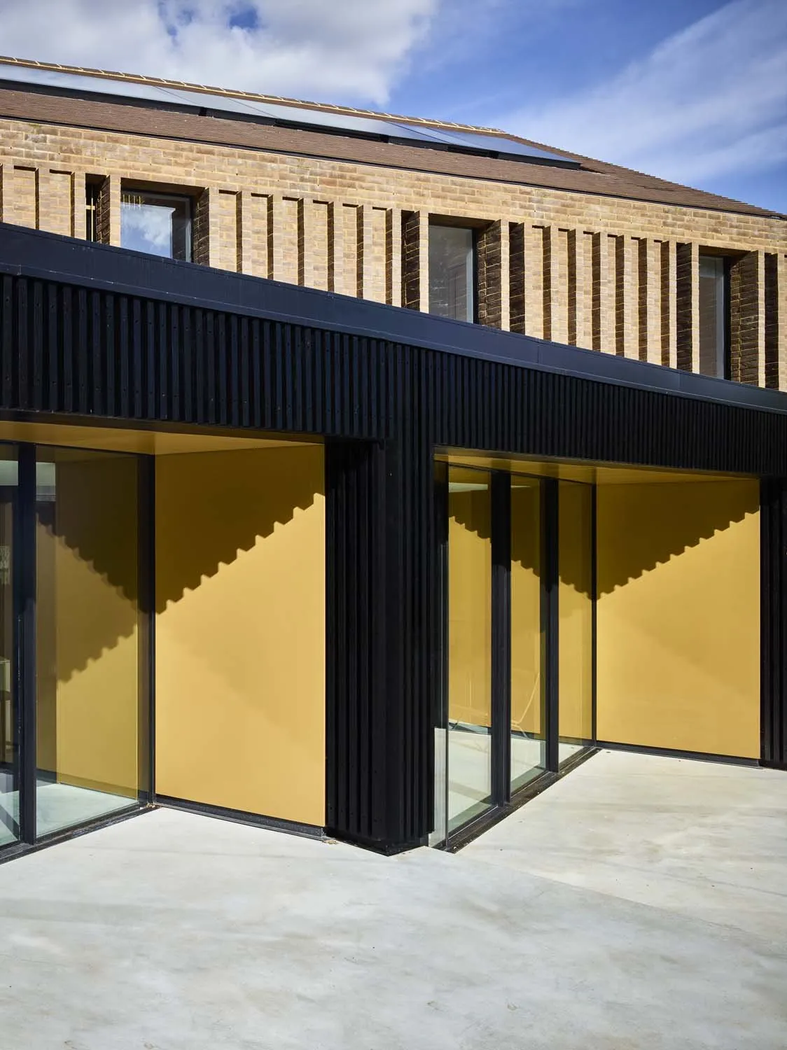 Modern Detached, Harpenden, AL5 &mdash; Black and yellow