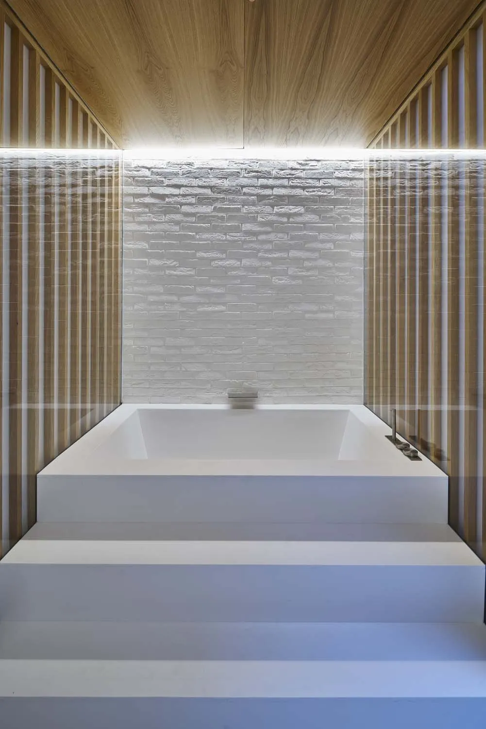Modern Mews, Paddington, W2 &mdash; Bathtub