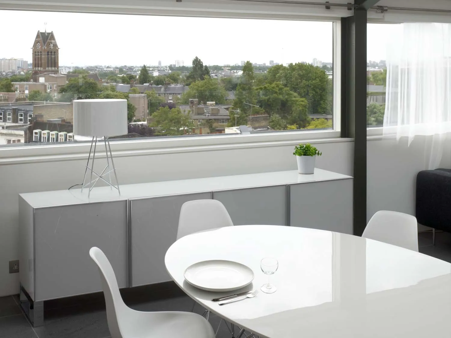 Sky House, Camden, NW1 &mdash; Dining and view outside